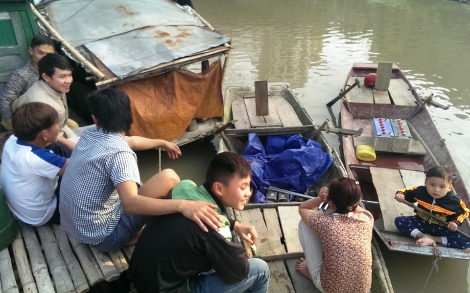 
Những ngày cận Tết Nguyên đán, không khí nơi làng chài trên sông vẫn bình dị đến lạ

