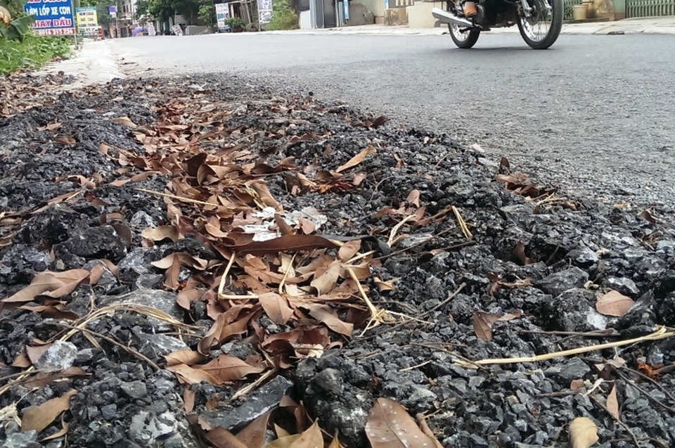 Thanh Hóa: Đường mới đầu từ hơn 20 tỷ sửa chữa đã nhanh chóng xuống cấp - 1 Nhiều đoạn mép đường nhựa đã bị rủi lên, bong tróc lởm chởm