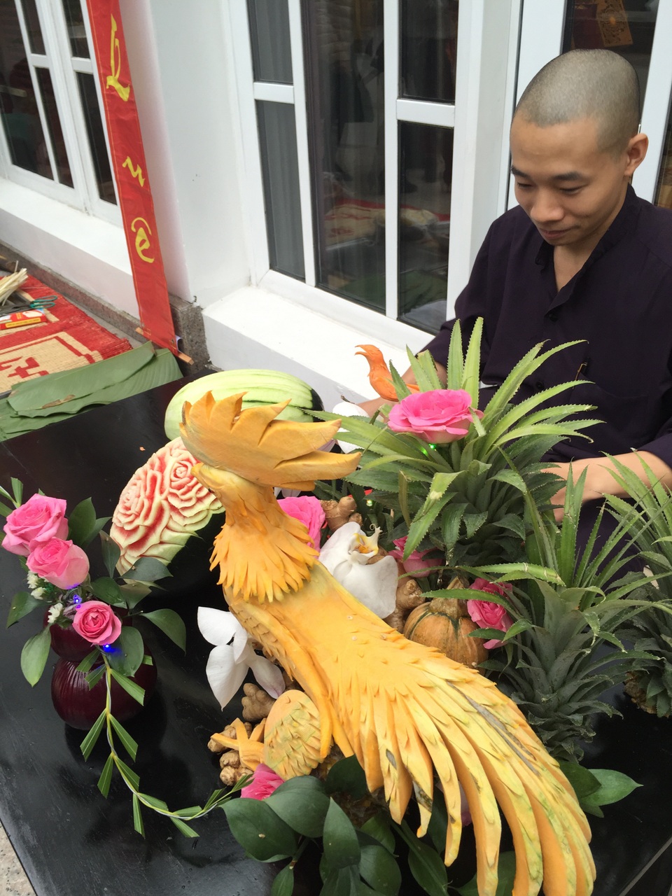 
Không kém phần sôi nổi là phiên chợ Tết dân kéo dài trong 3 ngày tại khách sạn Metropole Hà Nội với nhiều hoạt động đặc sắc, như Thư pháp, luộc bánh chưng, tỉa rau củ quả...
