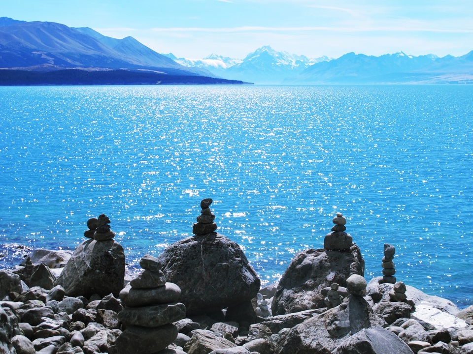 Những địa điểm “không thể bỏ qua” ở New Zealand - 11
Hồ Pukaki nước xanh biếc tuyệt đẹp chạy dọc theo rìa phía Bắc của lưu vực Mackenzie. Hồ có màu xanh đặc biệt, được tạo ra bởi bột đá, các hạt đá cực kỳ tinh xảo từ các sông băng. Hồ Pukaki có diện tích 178,7 km², nguồn gốc từ sông băng Tasman và Hooker, gần Aoraki - Núi Cook. Ở vị trí cách bờ phía nam của hồ khoảng 70 km, bạn sẽ có thể ngắm trọn góc đẹp nhất của núi Cook, ngọn núi cao nhất New Zealand - quanh năm tuyết phủ