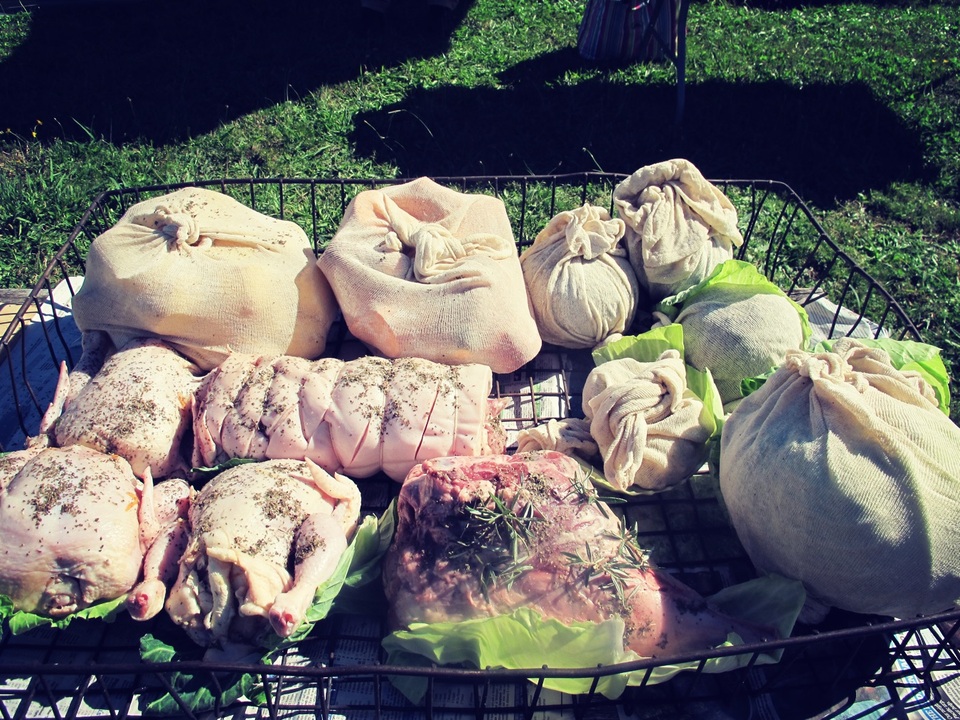 
Xếp tất cả các loại thịt và rau củ vào 1 chiếc giỏ lớn bằng sắt, để tránh đồ ăn bị bẩn bởi muội than, họ xếp rau củ vào những túi vải tẩm nước để đồ ăn không bị khô và cháy
