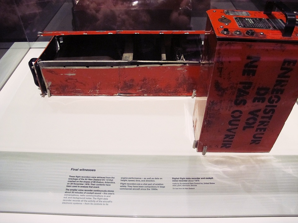 
Hiện vật đáng buồn nhất trong triển lãm là hộp đen của chiếc máy bay McDonnell Douglas DC-10, gặp nạn ngày 28/11/1979. Máy bay khi đó đã đâm vào đỉnh núi Erebus trên đảo Ross, Nam Cực khiến 237 hành khách và 20 thành viên phi hành đoàn tử nạn. Đây cũng được coi là một trong những tai nạn máy bay thảm khốc nhất lịch sử hàng không thế giới.
