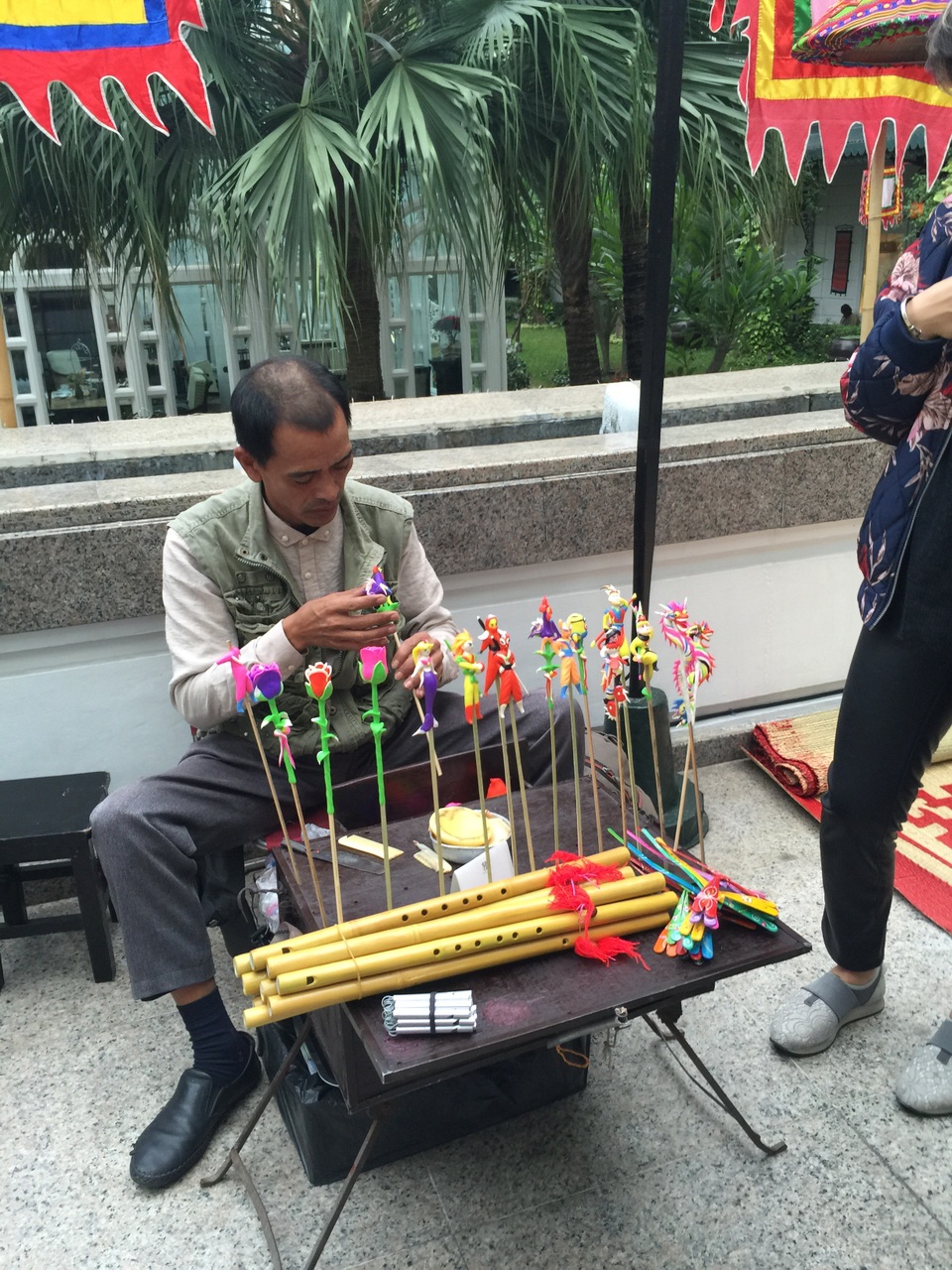 
Tò he là một loại đồ chơi dân gian của trẻ em Việt Nam, có thể ăn được cũng xuất hiện tại phiên chợ quê này
