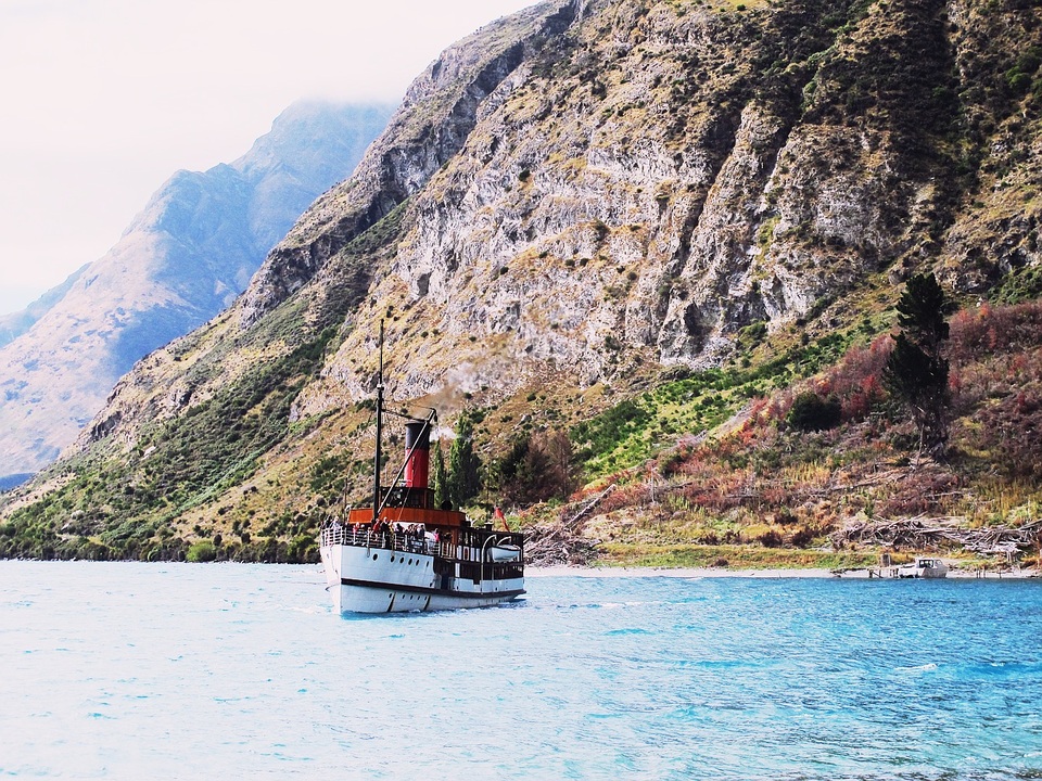 Những địa điểm “không thể bỏ qua” ở New Zealand - 8
Cảm giác thư thái tuyệt đối sẽ tới với bạn khi bạn lênh đênh trên hồ Wakatipu xinh đẹp bằng tàu hơi nước TSS Earnslaw. Nhấp một ly trà Earl grey nóng và ngắm quanh cảnh hùng vỹ của những dãy núi xung quanh sẽ giúp bạn xua tan bao mệt mỏi. Chuyến tàu cũng sẽ đưa du khách khám phá nông trại xinh đẹp Walter Peak bạt ngàn hoa cỏ và những chú hươu, nai, cừu dễ thương