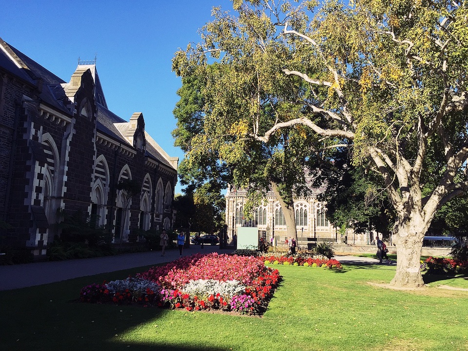 Những địa điểm “không thể bỏ qua” ở New Zealand - 13
Christchurch là một thành phố đang trên đà phát triển. Trận động đất năm 2011 khiến mọi thứ tại đây như tạm ngừng lại, nhưng giờ đây nhịp độ cuộc sống đang quay trở lại và sôi động hơn bao giờ hết. Các toà nhà mới đang liên tục mọc lên ở khắp nơi, và cùng với sự phát triển này, ngành du lịch và nghệ thuật cũng cất cánh. Hai địa điểm thú vị của thành phố này mà bạn nên ghé thăm là vườn thảo mộc Christchurch diện tích 21 hecta với vô vàn loài hoa tuyệt đẹp của địa phương và bảo tàng Canterbury nằm ngay kế bên được thành lập vào năm 1867.