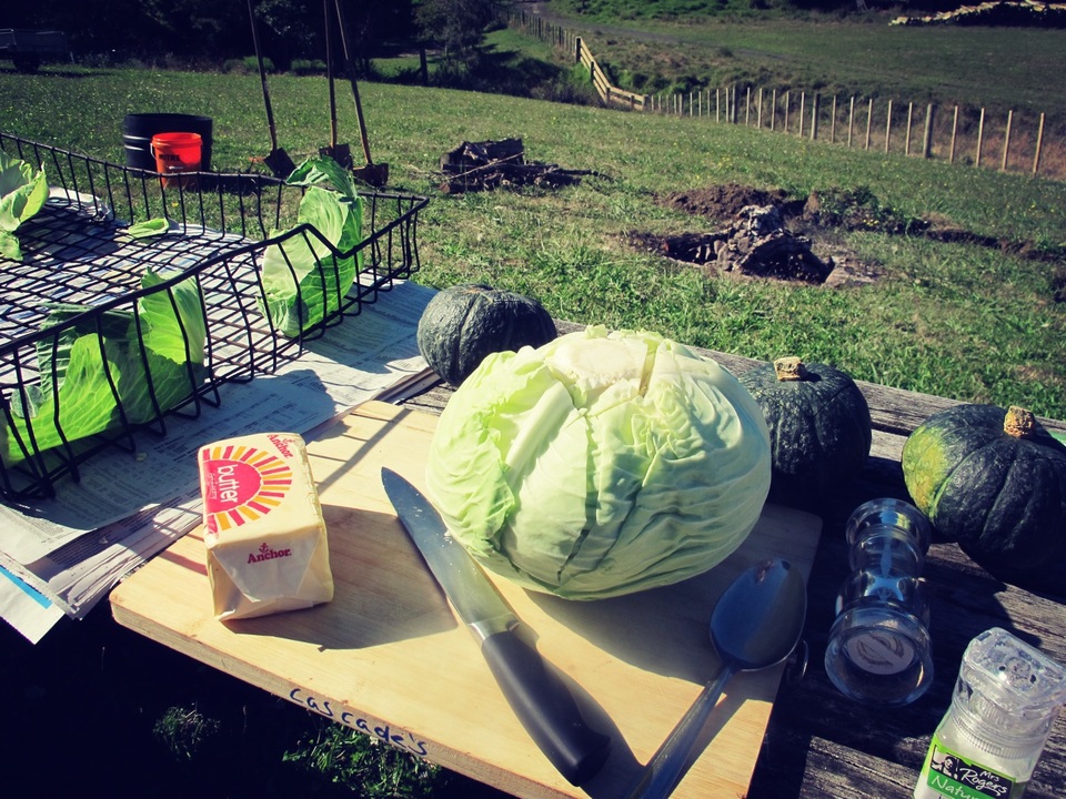 
Những loại rau củ và thịt được sử dụng cho món ăn này khá đa dạng, trong đó cải bắp, khoai tây, khoai lang, bí, gà, cừu, lợn... là phổ biến nhất. Cách chế biến cũng khá đơn giản, chỉ rắc muối , tiêu, lá hương thảo tươi, phết chút bơ lên là ổn
