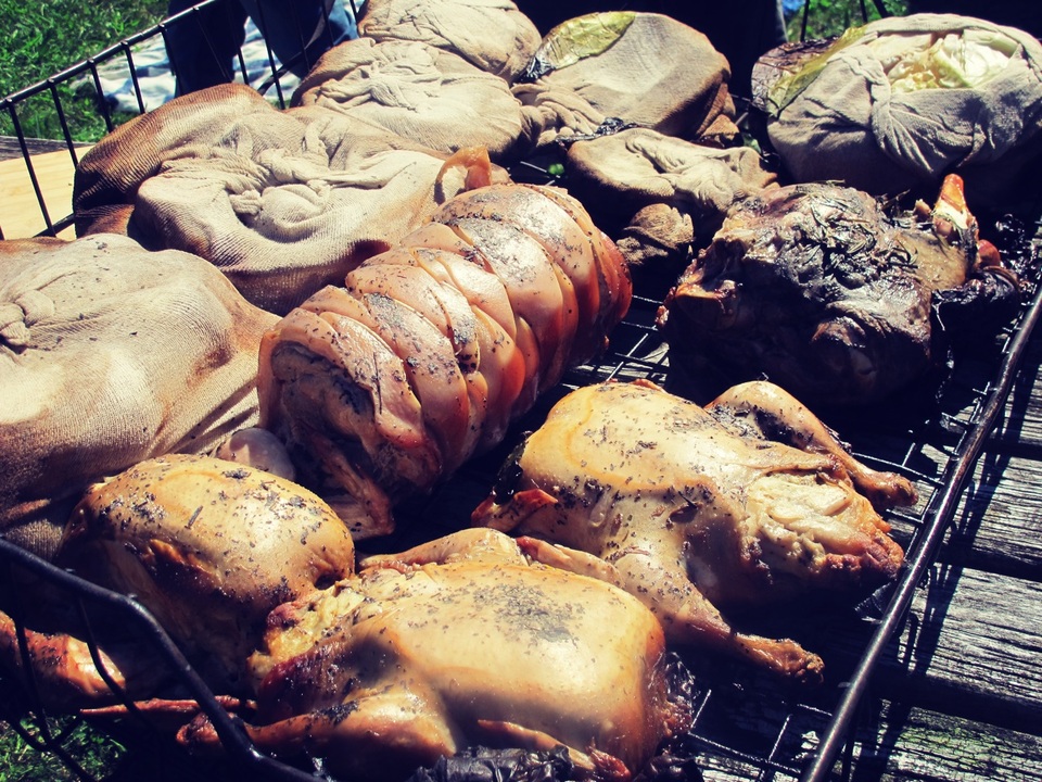 
Cận cảnh những chú gà không lối thoát kiểu New Zeland. Các món ăn sau 3 giờ vùi trong đất trên đá nóng đã chín mềm, dậy mùi hương thảo, bơ và hạt tiêu
