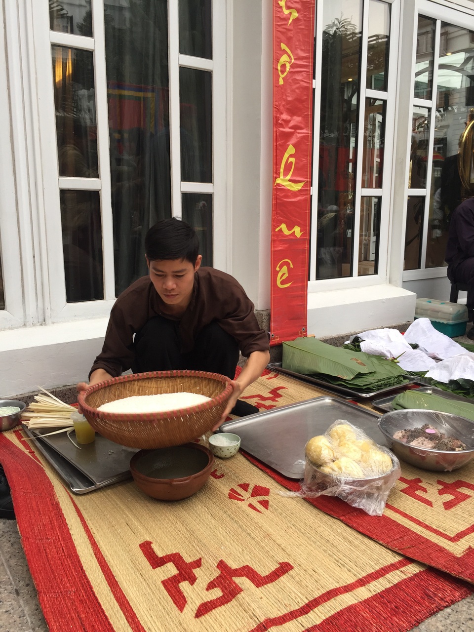 
Bánh chưng được luộc trong 3 ngày tại phiên chợ của khách sạn và được khách du lịch rất yêu thích
