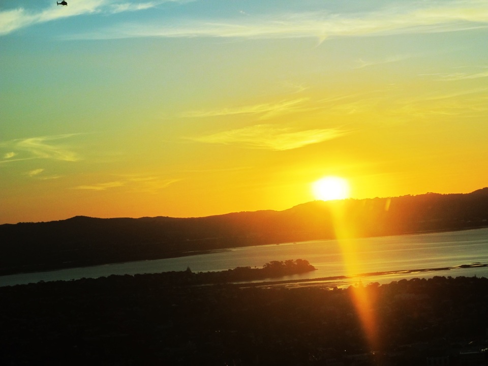 Những địa điểm “không thể bỏ qua” ở New Zealand - 4
Nếu có thời gian, hãy ghé tháp Sky tọa lạc ngay trung tâm thành phố Auckland, tháp cao 328 m với nhiều hoạt động giải trí vui chơi và bạn sẽ có cơ hội được thử sức với trò chơi mạo hiểm như nhảy bungy từ độ cao trên 300m. Ngồi trên nhà hàng ở tầng thứ 52 ngắm cảnh hoàng hôn buông xuống trên thành phố cũng là một trải nghiệm tuyệt vời