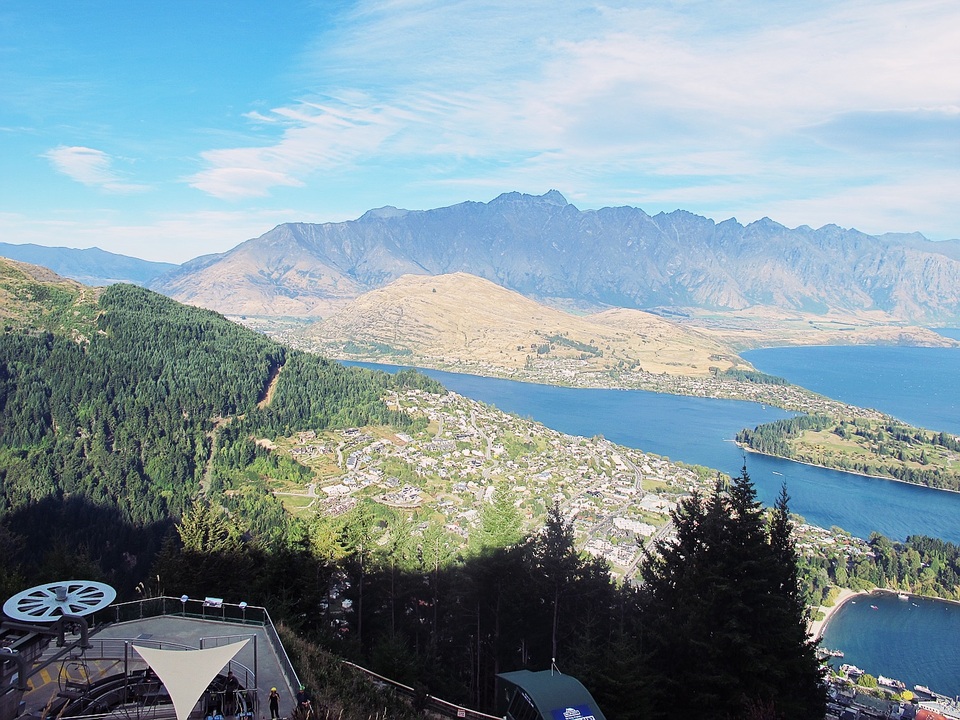Những địa điểm “không thể bỏ qua” ở New Zealand - 9
Đi cáp treo lên đỉnh núi Bob’s Peak với góc nhìn toàn cảnh đẹp nhất tại đây lên tới 220 độ. Nhiều người còn thích đạp xe trên núi và khám phá cảnh thiên nhiên yên bình nơi đây