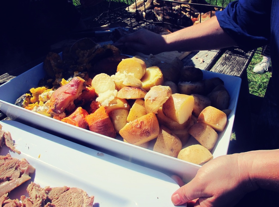 
Khoai tây, khoai lang và bí nướng trong túi vải không bị mất nước mà lại rất mềm và ngọt. Các món được ăn cùng sốt táo hoặc sốt cà chua
