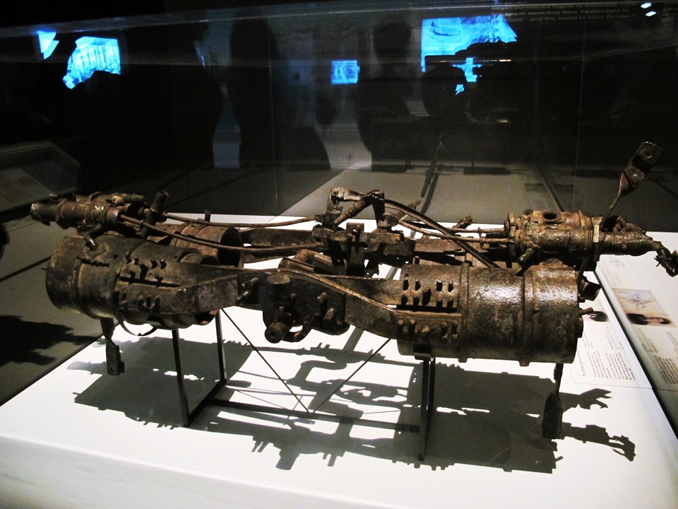 
Đây là mẫu động cơ máy bay được chế tạo vào năm 1903 bởi nhà nông học - sau này trở thành người nổi tiếng - Richard Pearse. Ông tạo ra động cơ bay trong một cỗ máy, chuyến bay đầu tiên được thực hiện ở độ cao khoảng 150 feet (45 m) ở trang trại của ông ở Upper Waitohi, gần Timaru phía nam Canterbury
