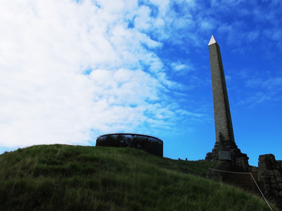 Những địa điểm “không thể bỏ qua” ở New Zealand - 5
Khu công viên One Tree Hill cũng là một nơi thư giãn lý tưởng. Đây từng là đỉnh núi lửa dài 182 mét - một nơi tưởng niệm quan trọng cho cả người Māori và những người New Zealand khác. Khu ngoại ô xung quanh đồi cũng được gọi là đồi One Tree. Các hình nón scoria của đồi hình thành từ ba miệng núi lửa phun trào. Buổi sáng sớm, nơi đây vô cùng yên tĩnh, trong lành với gió lùa những tán lá rì rào, đàn cừu vừa đi vừa khoan thai gặm cỏ