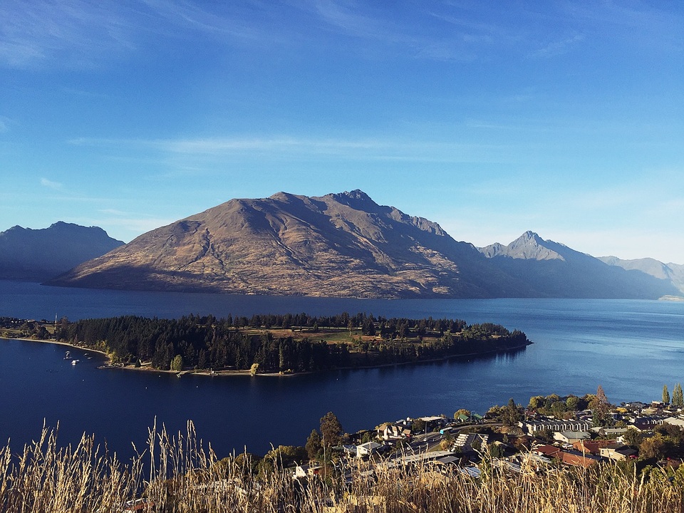 Những địa điểm “không thể bỏ qua” ở New Zealand - 6
Sau hơn 1 giờ bay từ Auckland - bạn sẽ tới với Queenstown - nơi được mệnh danh là thành phố phiêu lưu của New Zealand, Queenstown đẹp như tranh vẽ với những khoảng không gian yên bình, thư giãn. Địa danh với cảnh sắc trập trùng tráng lệ này giữ nguyên vẻ đẹp dù là mùa đông hay mùa hè. Mỗi mùa mang đến cho du khách một trải nghiệm riêng có