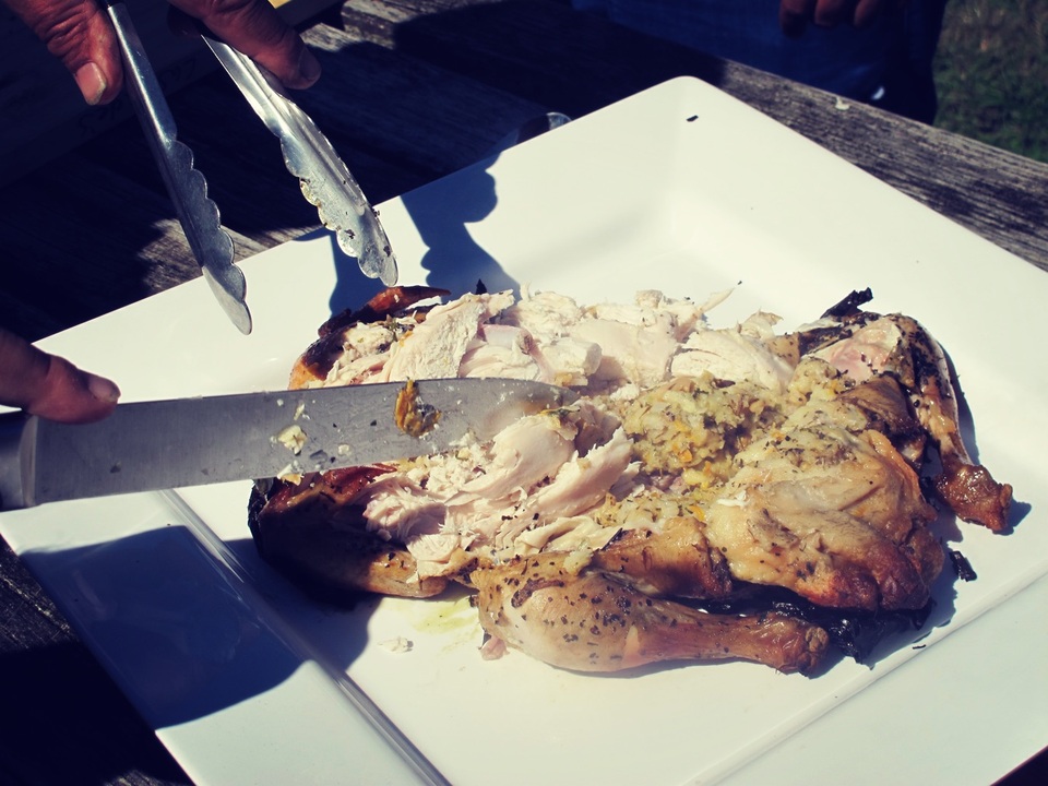 
Việc xẻ thịt 1 chú gà rất đơn giản. New Zeland còn nổi tiếng với số lượng cừu gấp 6 lần dân số, vì thế cừu cũng là nguyên liệu chính trong món Hangi này
