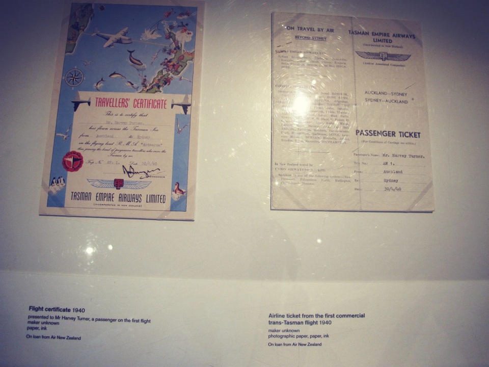 
Bên trái là mẫu vé máy bay từ năm 1940 - khi đó được gọi là giấy chứng nhận đã tham gia chuyến bay, bên phải là vé máy bay của hành khách trên chuyến bay thương mại đầu tiên của Tasman vào năm 1940
