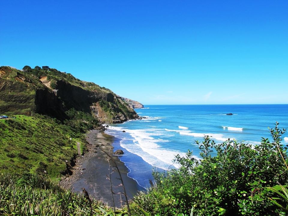 Những địa điểm “không thể bỏ qua” ở New Zealand - 2
Bãi biển Muriwai nằm cách thành phố Auckland khoảng 42 km về phía tây bắc với cát đen lấp lánh, sóng vỗ rì rào sẽ khiến bạn cảm thấy thật sự thư thái khi sải bước ở đây, tắm nắng, đùa chơi với nước biển xanh mát và ngắm những người lướt sóng ngoài xa.