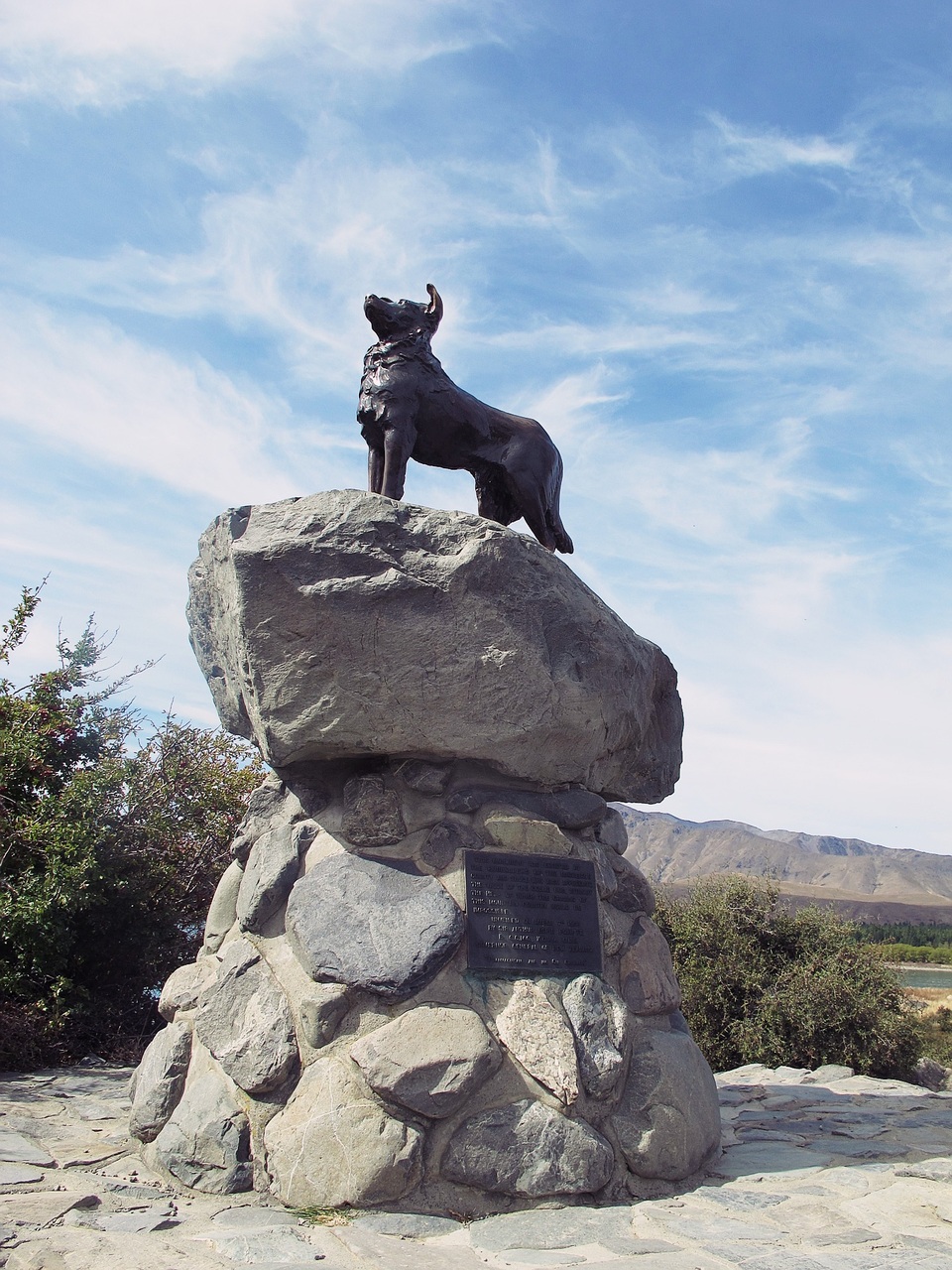 Những địa điểm “không thể bỏ qua” ở New Zealand - 12
Dừng ngắm hồ Tekapo, bạn sẽ được ngắm nhà thờ nhỏ xíu nhưng rất lãng mạn có tên Good Shepherd - xây dựng vào năm 1935, là nhà thờ đầu tiên được xây dựng ở lưu vực Mackenzie. Gần nhà thờ Good Shepherd là bức tượng đồng nổi tiếng của chú chó chăn cừu Collie. Nhà điêu khắc Innes Elliott đã mất khoảng mười lăm tháng để hoàn thành bức tượng này