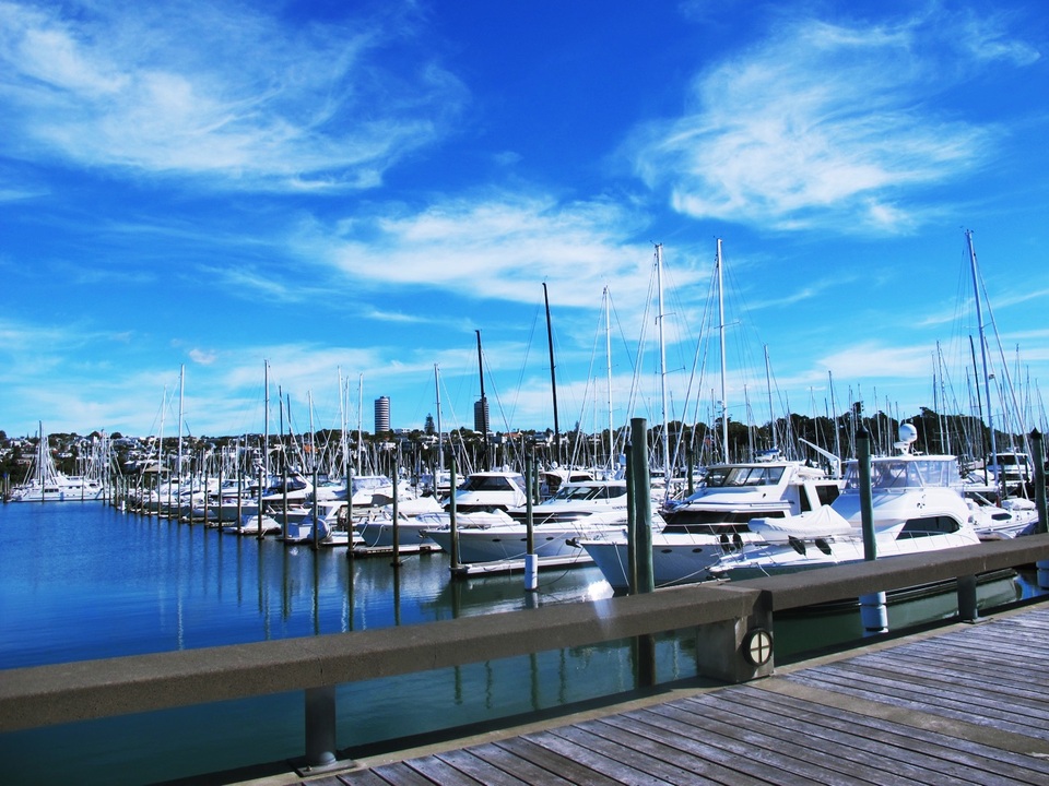 Những địa điểm “không thể bỏ qua” ở New Zealand - 1
Được bình chọn là thành phố đáng sống thứ 3 trên thế giới, Auckland đang nổi lên như một trung tâm đa văn hoá, hội tụ tinh hoa ẩm thực, âm nhạc, nghệ thuật và lối sống quốc tế. Tới với thành phố của những cánh buồm này, bạn nên ghé thăm khu Viaduct - từng là cảng thương mại của Auckland. Nơi đây san sát những chiếc thuyền buồm xinh đẹp neo đậu và cũng là nơi diễn ra giải đua thuyền buồm danh tiếng America’s Cup.