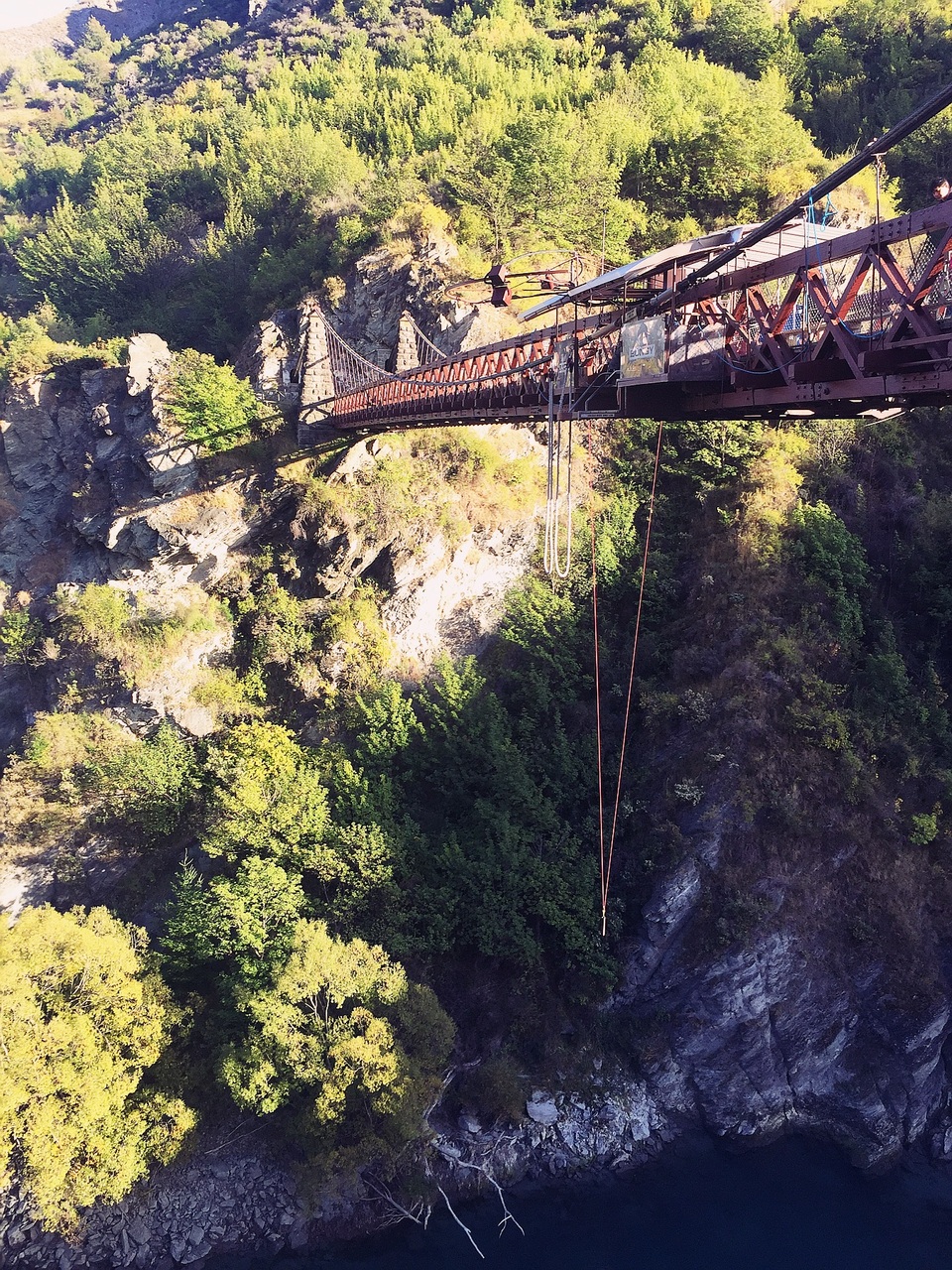 Những địa điểm “không thể bỏ qua” ở New Zealand - 7
Đã tới với Queenstown thì bạn phải ghé thăm cầu treo Kawarau - chạy qua sông Kawarau ở vùng Otago thuộc Nam đảo New Zealand. Cây cầu này rất nổi tiếng vì là nơi nhảy Bungee đầu tiên của thế giới (từ cách đây 27 năm). Nếu không đủ dũng cảm để thử môn thể thao mạo hiểm này thì bạn cũng có thể tới đây xem những người chơi khác trổ tài.