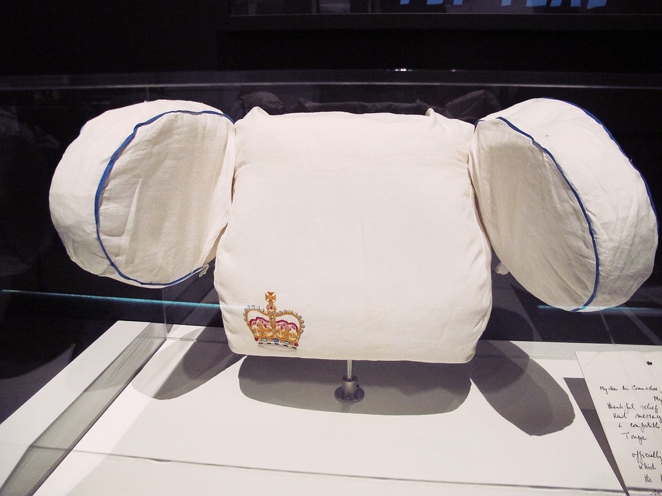 
Trong hình là gối ngả đầu làm bằng chất liệu lụa và cotton được hãng thiết kế riêng dành cho nữ hoàng Elizabeth đệ nhị khi bà đi trên chuyến bay từ Suva tới Laukota vào năm 1953
