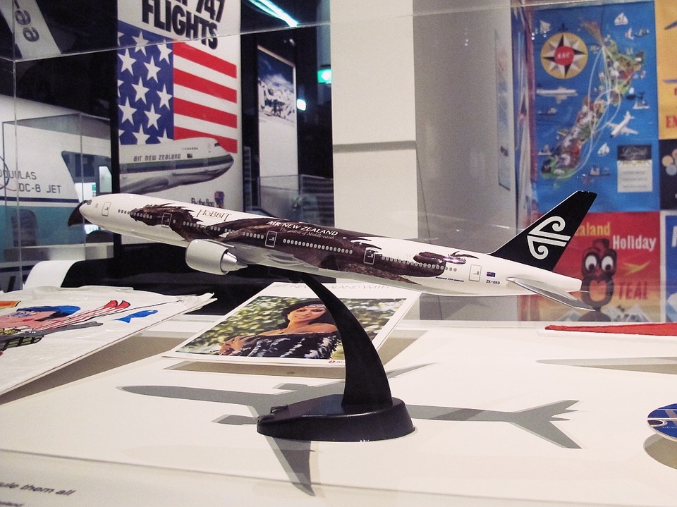 
Nhờ phim Hobbit quay ở New Zealand mà đất nước tuyệt đẹp này đã được du khách 5 châu biết tới nhiều hơn. Vì thế hãng hàng không nước này từng sơn hình nhân vật rồng lửa Smaug lên máy bay của mình
