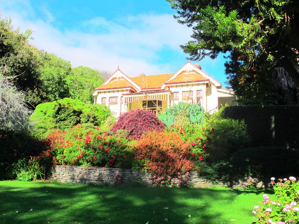 New Zealand - Những mùa hoa bỏ lại - 1 
Nếu đã chọn New Zealand là điểm du lịch thì bạn không thể bỏ qua Queenstown thủ đô phiêu lưu của quốc đảo xinh đẹp này. Chỉ hơn 1 giờ bay từ Auckland - Queenstown hiện ra trước mắt bạn với khung cảnh đẹp như tranh vẽ. Một chuyến tham quan bằng tàu hơi nước Earnslaw trên hồ Wakatipu sẽ đưa bạn tới nông trại Walter Peak hiền hòa và rực rỡ. Có 2 cách đơn giản để tới New Zeland, 1 là bay từ Việt Nam tới Singapore và đáp chuyến bay của Air New Zealand từ Singapore tới Auckland (khoảng 11h bay). Ngoài ra, Air New Zealand sẽ tiếp tục vận hành đường bay thẳng Auckland - TPHCM. Trongmùa thứ hai, từ 24/6 tới 25/10/2017. Trong đợt bay này, hành khách sẽ được tận hưởng sự tiện nghi thoải mái trên phi cơ Dreamliner thế hệ mới của hãng.