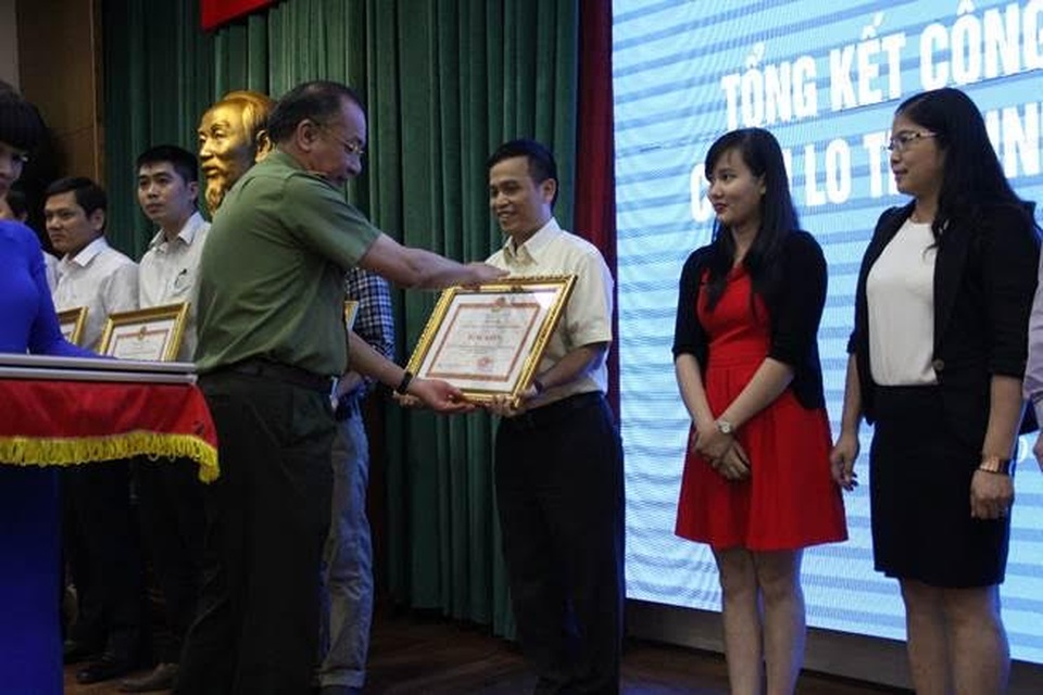 Lotte Mart vinh dự nhận bằng khen từ UBND TP Hồ Chí Minh - 1 Ông Nguyễn Tô Kiều Trinh – Giám đốc Marketing đại diện LOTTE Mart nhận bằng khen từ UBND TP.Hồ Chí Minh