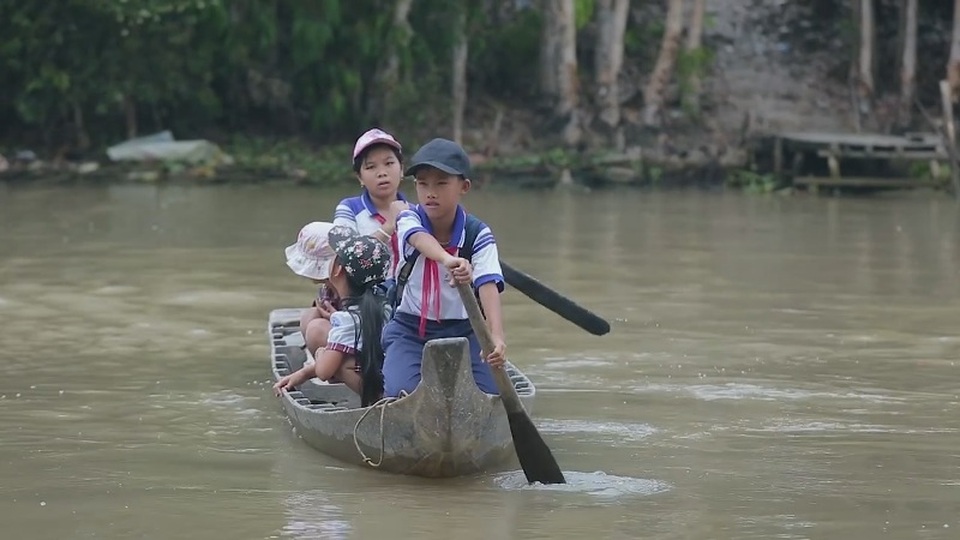 Ở những vùng sông nước chưa có cầu, học sinh phải tự đi đò để tìm kiếm con chữ.
