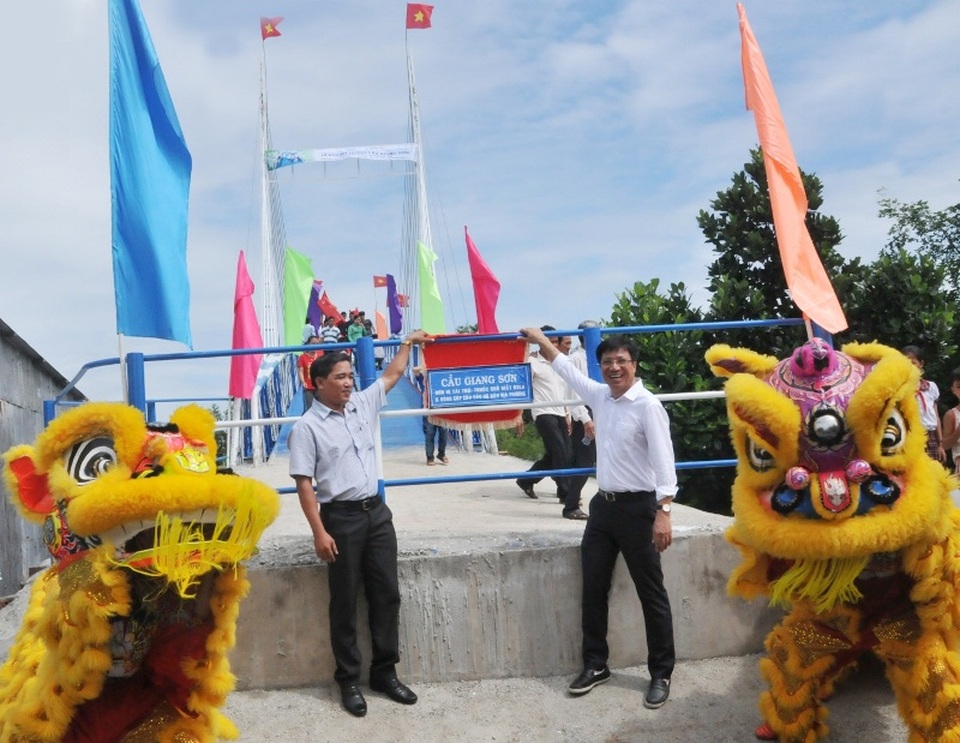 Đại diện Tập đoàn Dược phẩm Merap cùng lãnh đạo xã Bình Giang thực hiện nghi thức khánh thành cầu Giang Sơn.