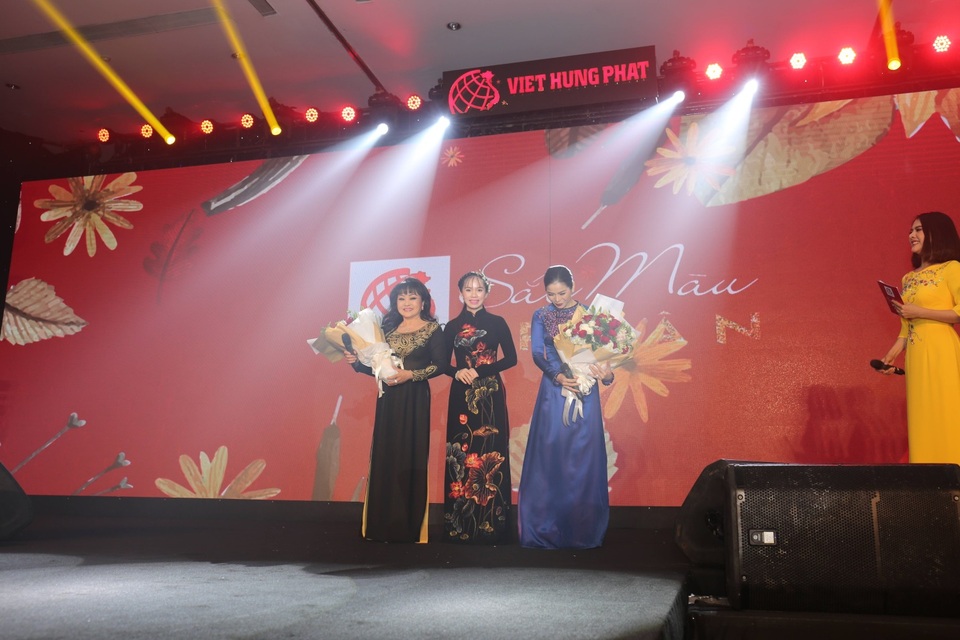 Việt Hưng Phát chi hơn 10 tỷ đồng cho chương trình “Sắc màu tri ân 2017” - 3 BLĐ tặng hoa chúc mừng 2 ca sĩ Bolero nổi tiếng: cô Hương Lan & Lệ Quyên
