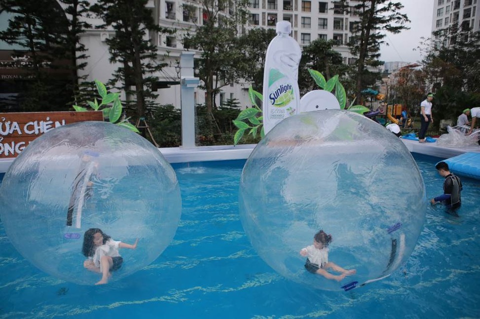 
Tiếp đó, các bé vui vẻ học cách rửa bát với các chiết xuất từ thiên nhiên…
