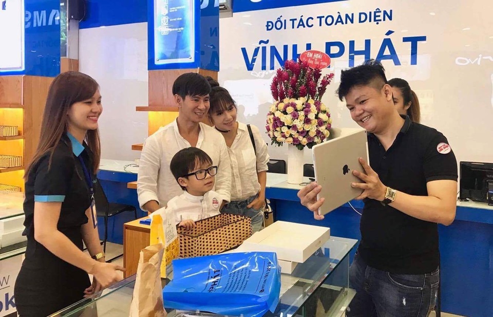 Vĩnh Phát moblie khai trương chi nhánh thứ 9, bán iPhone 7, Samsung S7 giá 7.000 đồng - 4
Gia đình hot girl Minh Hà cũng đến ủng hộ cửa hàng