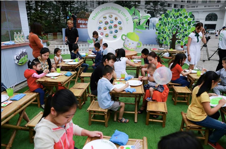 
Các bạn nhỏ tự hào khoe thành quả của mình.
