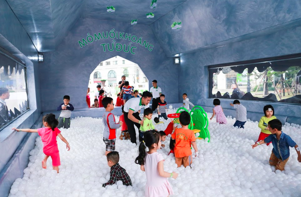 
Sân khấu biểu diễn xiếc vui nhộn khiến các em háo hức theo dõi và thử sức.
