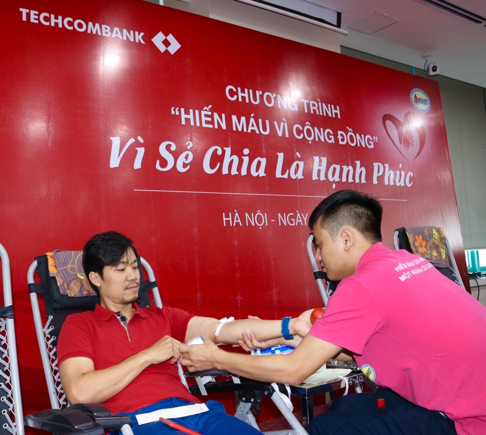 
Ông Phan Thanh Sơn - Phó Tổng Giám đốc Ngân hàng Techcombank tham gia hiến máu
