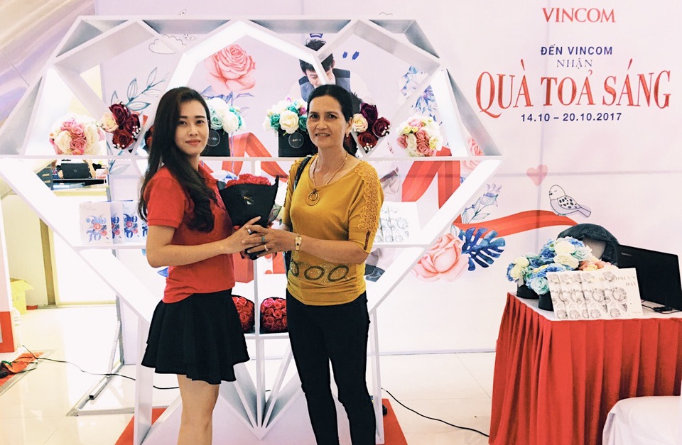 Vincom tôn vinh phụ nữ Việt với kim cương và hoa hồng - 5 Vincom tôn vinh phụ nữ Việt với kim cương và hoa hồng - 5