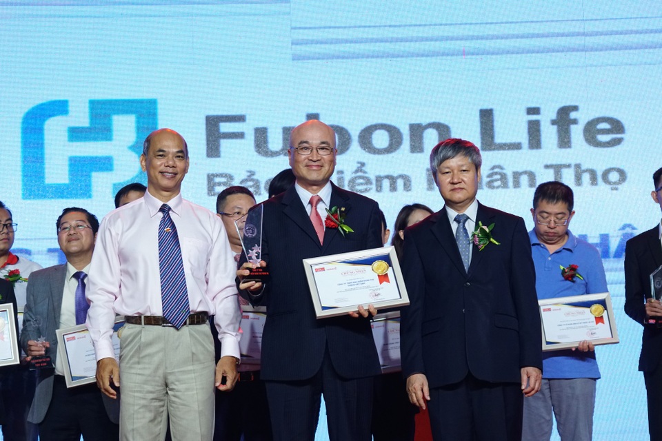 Fubon Life Việt Nam vào top 100 sản phẩm dịch vụ Tin&Dùng lần thứ 5 - 1
Fubon Việt Nam (Fubon Life Việt Nam) vinh dự nhận giải thưởng Top 100 Sản Phẩm Dịch Vụ Tin&Dùng.