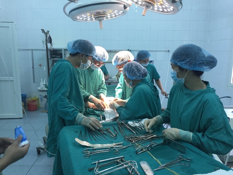 Cứu bệnh nhân bị xe tải 10 tấn cán qua người tại bệnh viện huyện - 1 Các bác sĩ tiến hành phẫu thuật cho anh Thành.