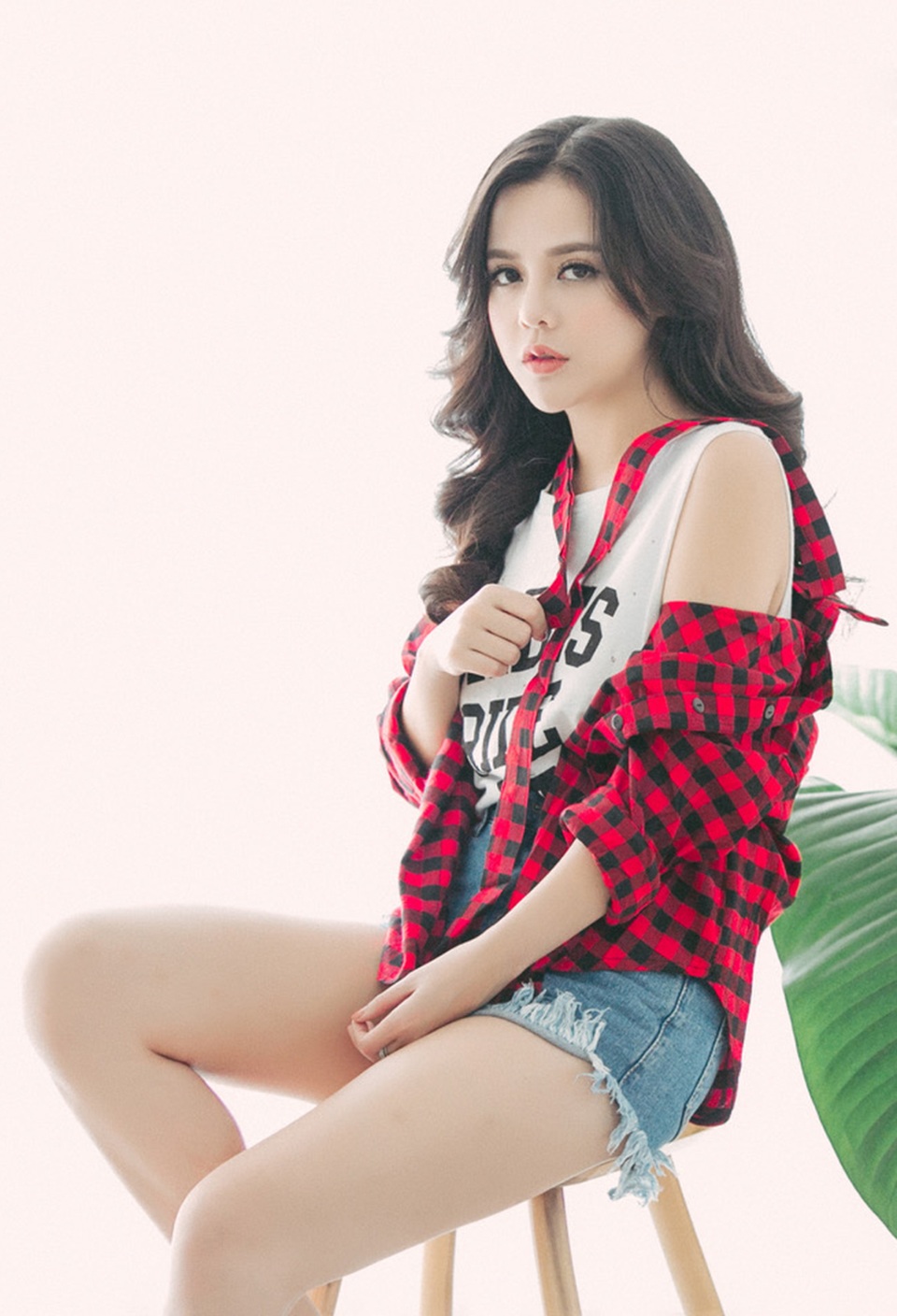 Nữ DJ nóng bỏng Hà Nội tiết lộ về góc khuất chốn “ăn chơi” - 2
Mai Anh bén duyên với nghề DJ từ khi còn là sinh viên năm thứ 2 ngành Tài chính, trường ĐH Kinh doanh và Công nghệ Hà Nội. Thời điểm đó, gia đình gặp biến cố nên cô quyết định học nghề DJ. Sau hai tháng học nghề từ một người anh, Mai Anh tự tìm tòi, học hỏi thêm. Từ đó, cô không chỉ biết mix nhạc, beat matching mà còn sở hữu kỹ năng điều chỉnh âm thanh chuyên nghiệp.