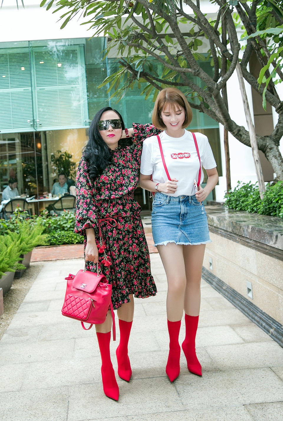 Phượng Chanel và Ngọc Trinh kí hợp đồng hợp tác khủng - 1 Phượng Chanel và Ngọc Trinh kí hợp đồng hợp tác khủng - 1