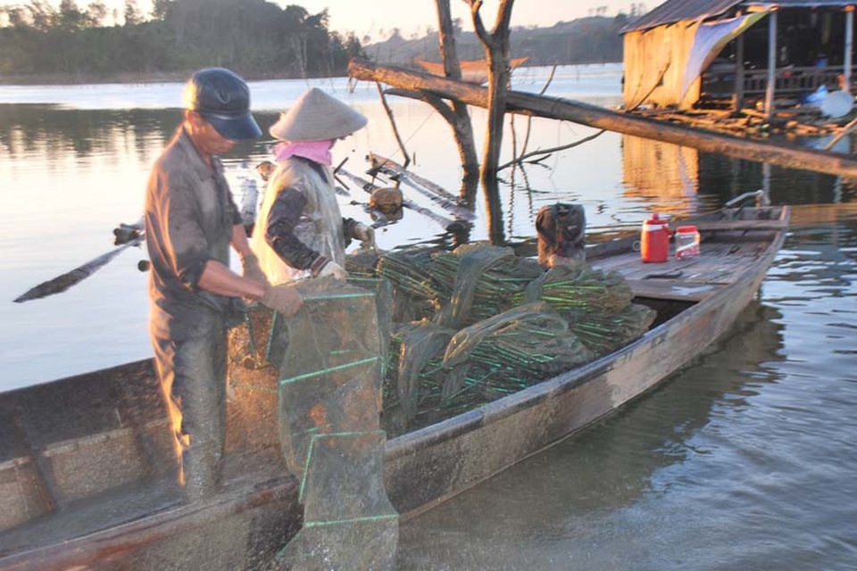 Lạ miệng bánh tráng cá cơm trên làng chài Cao Nguyên - 9
Mưu sinh trên lòng hồ sông Sê San.