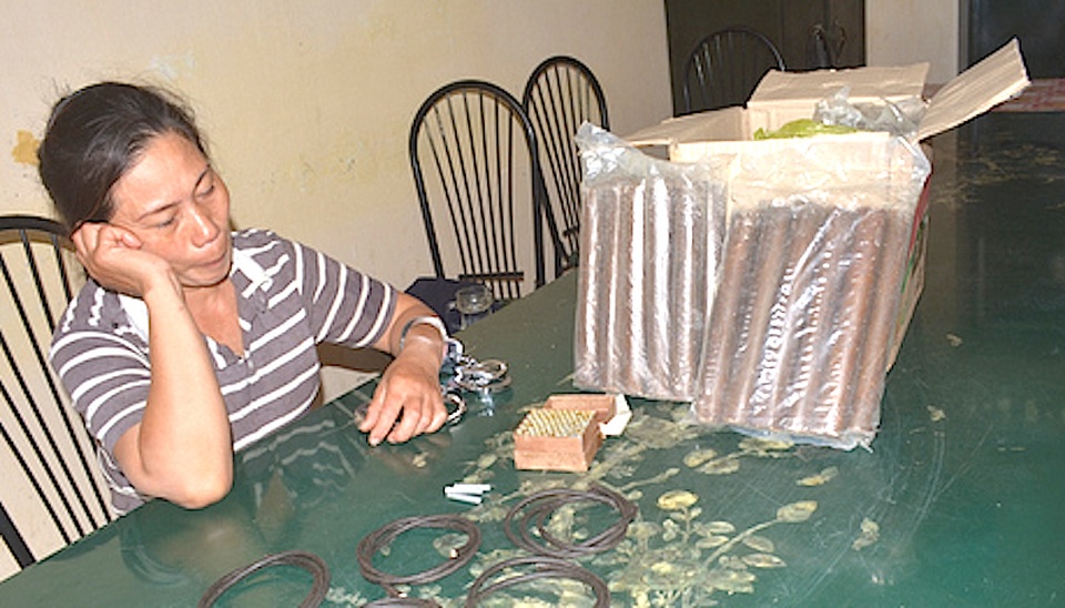 Nguỵ trang thuốc nổ trong thùng dầu ăn - 2 Đối tượng Kính và tang vật vụ việc.