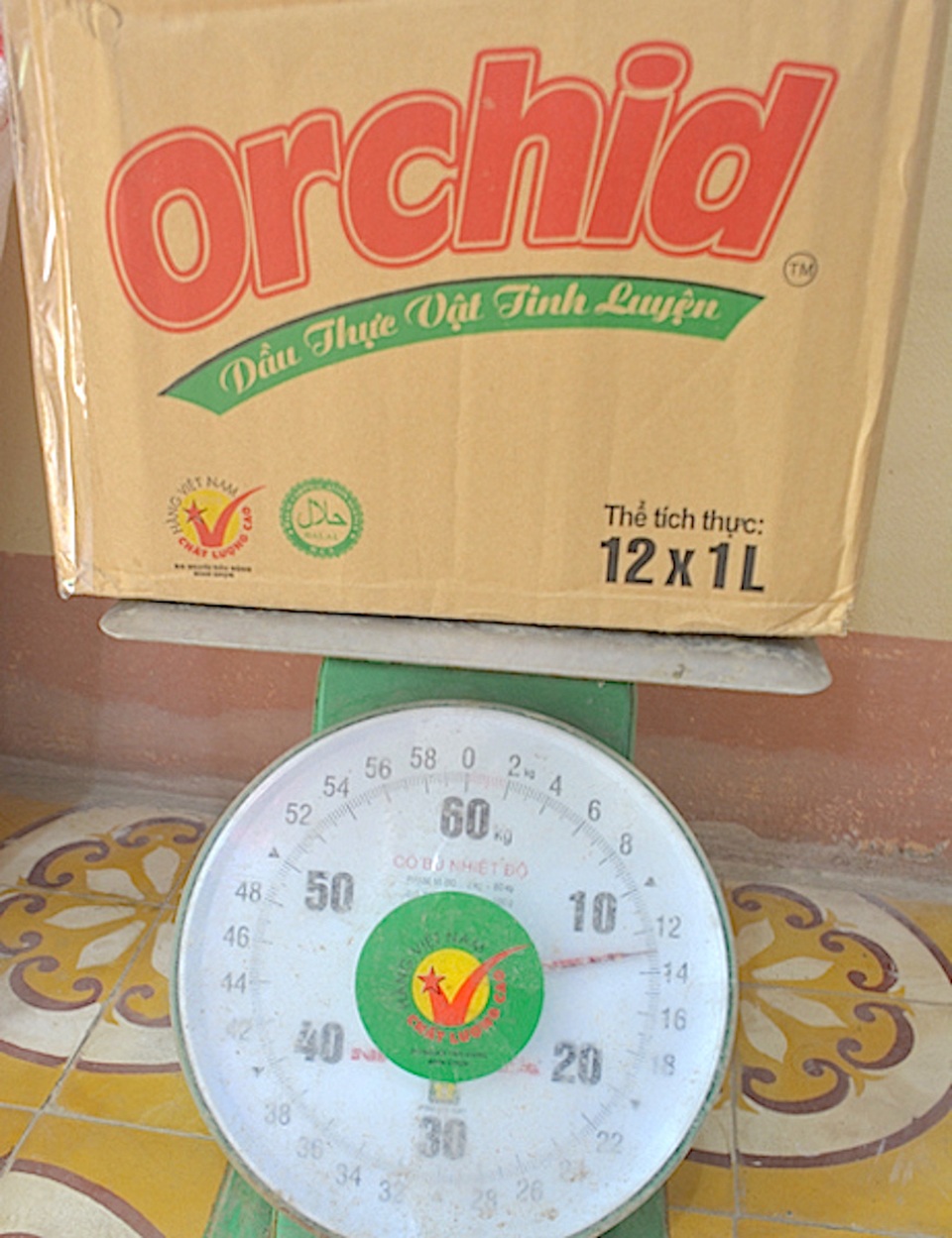 Nguỵ trang thuốc nổ trong thùng dầu ăn - 1 Thùng các tông mang nhãn hiệu dầu ăn Orchid được Kính dùng để ngụy trang số lượng thuốc nổ đi bán.