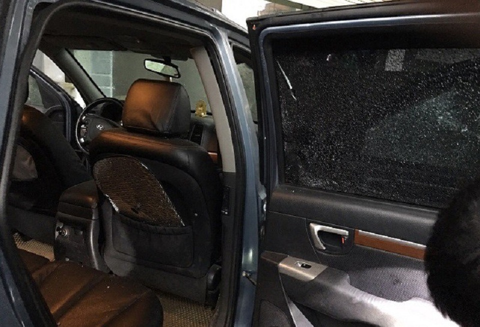 Chiếc xe bị trúng đạn gây rạn kính, xước thân xe (ảnh QTV)