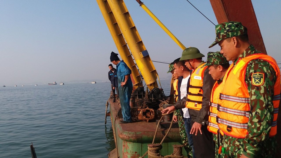 Tàu du lịch bị chìm, 31 khách Trung Quốc được cứu hộ an toàn - 1 Ông Vũ Văn Diện, Phó chủ tịch UBND tỉnh đã đến hiện trường chỉ đạo công tác cứu hộ, cứu nạn và công tác điều tra làm rõ nguyên nhân (ảnh QTV)