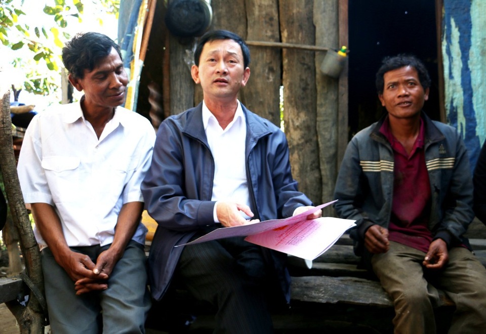 Dân có sổ đỏ mà không có đất: Bí thư tỉnh ủy chỉ đạo giải quyết dứt điểm! - 1 Bí thư Tỉnh ủy Dương Văn Trang trao đổi cùng với bà con làng Ia Bia