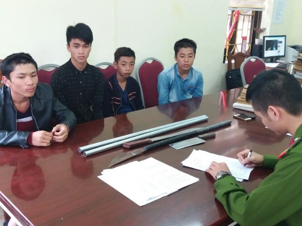 Nhóm đối tượng cùng hung khí tại cơ quan Công an (ảnh CTV)