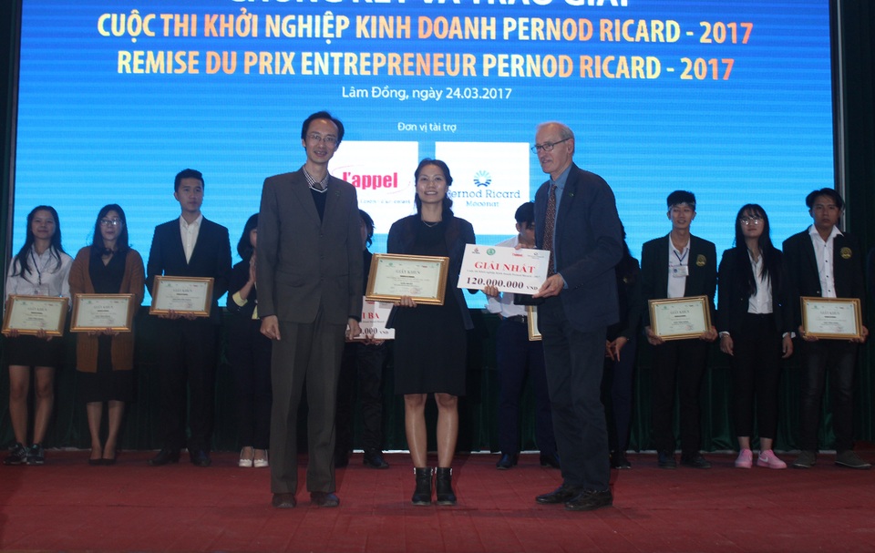 Nữ thạc sỹ xây dựng mô hình nuôi tảo xoắn để làm du lịch - 1 Nguyễn Thị Bích Trâm (giữa) đã giành được phần thưởng cao nhất với dự án Xây dựng mô hình nuôi tảo xoắn tại làng K’Nai Lâm Đồng, trong cuộc thi Khởi nghiệp kinh doanh Pernod Ricard.
