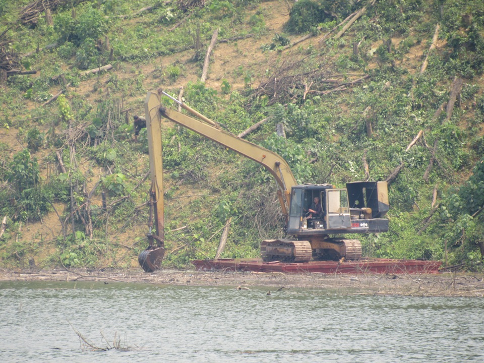 Thu dọn lòng hồ Ngàn Trươi: Có thể đề nghị "cấm cửa" nhà thầu - 3 Nhà thầu đã tăng cường phương tiện trục vớt rác trong lòng hồ Ngàn Trươi. Tuy nhiên, việc đảm bảo tiến độ như chủ đầu tư phê duyệt khó lòng đạt được.